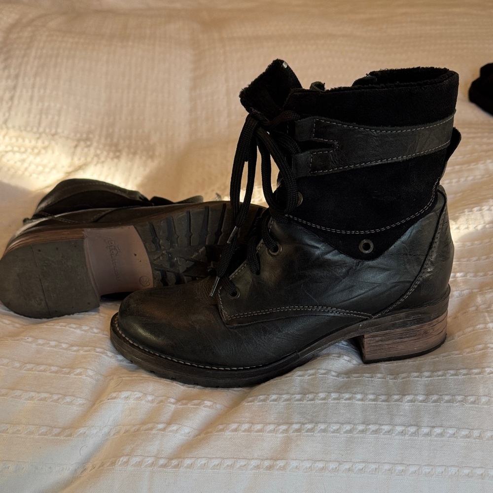 Dromedaris lace up leather boot.